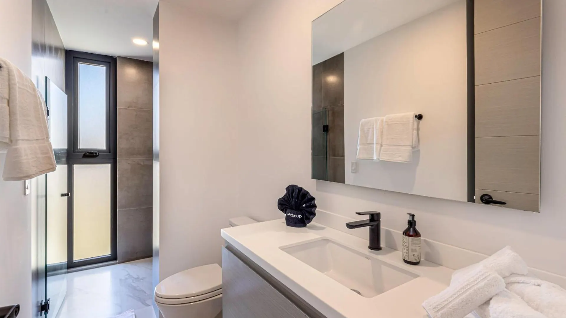 Dom wakacyjny Exquisite Beachside 2 Bedroom Gym & Rooftop Pool Cabo San Lucas