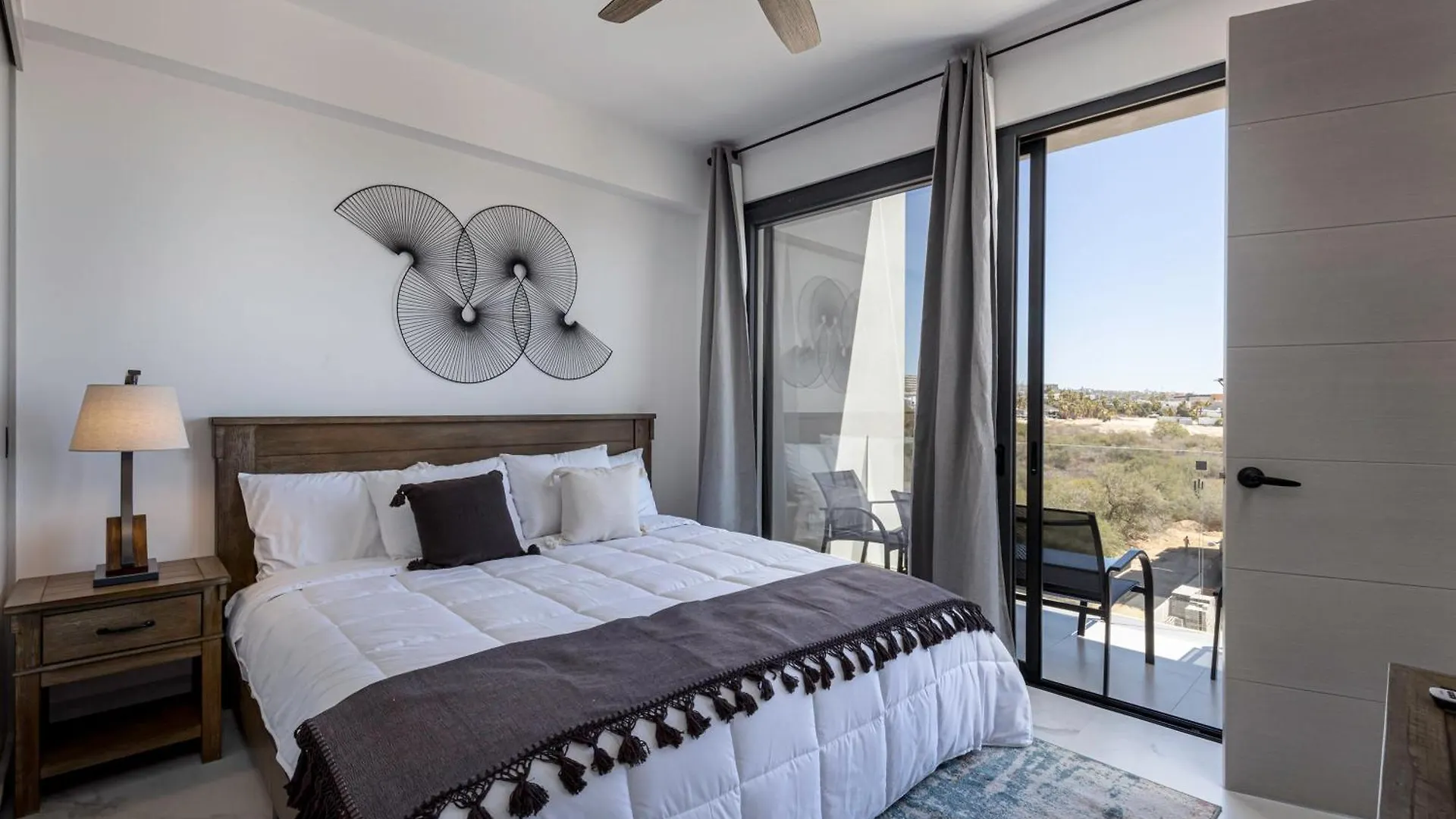 Exquisite Beachside 2 Bedroom Gym & Rooftop Pool Cabo San Lucas